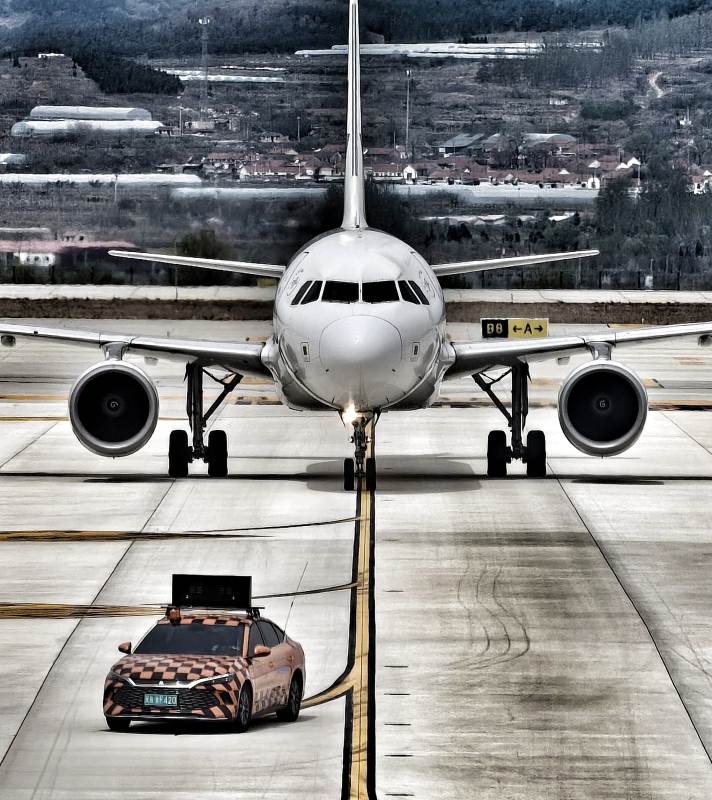 机场上的汽车与飞机图片