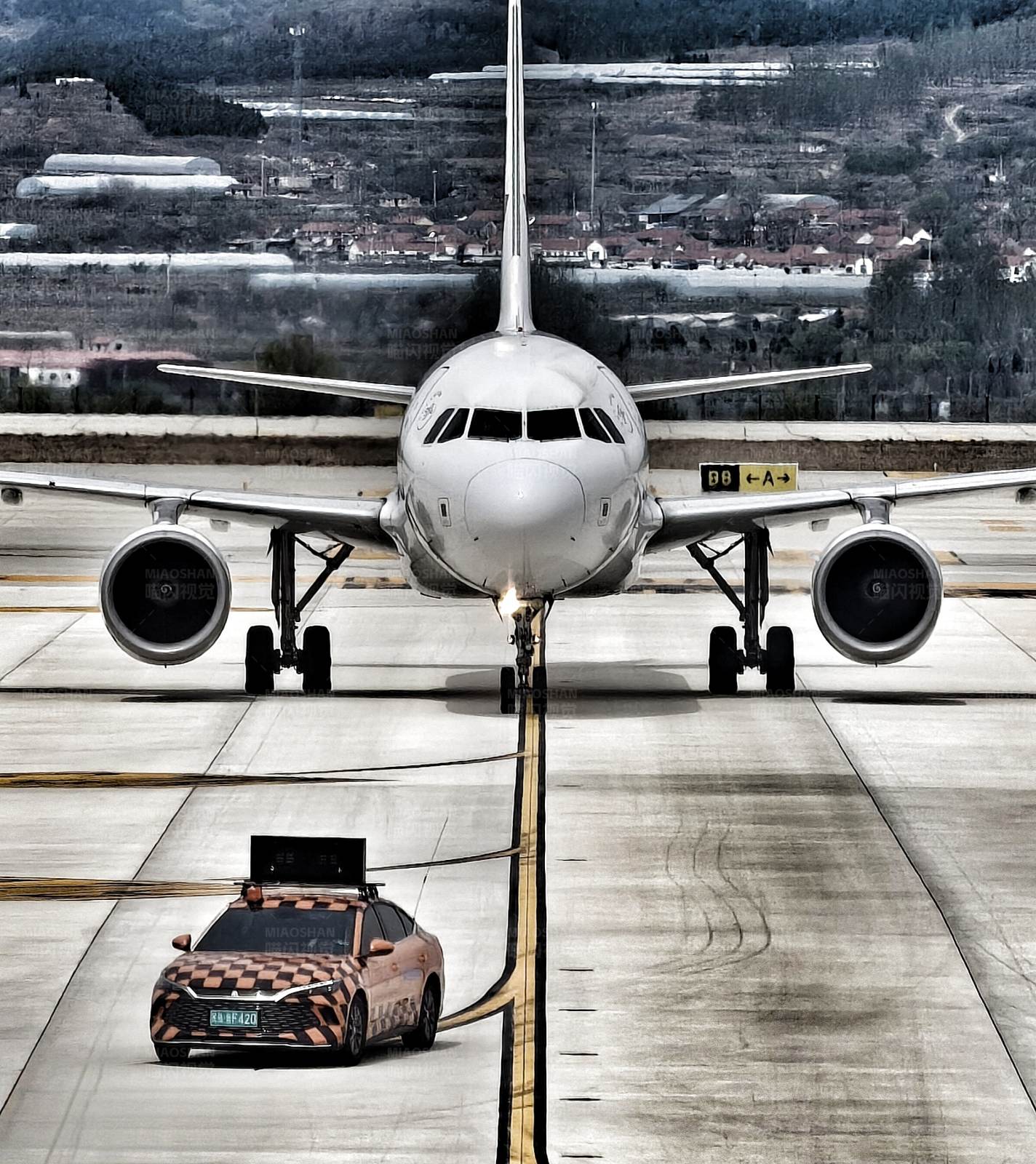 机场上的汽车与飞机图片