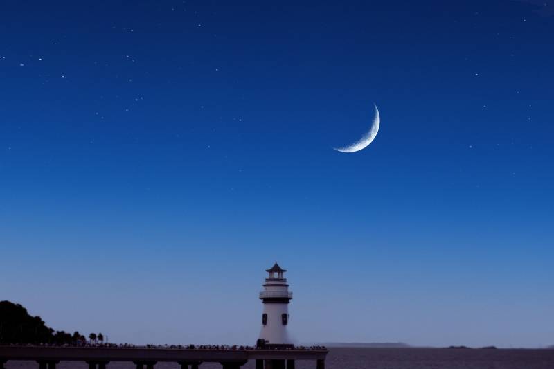 月夜灯塔图片