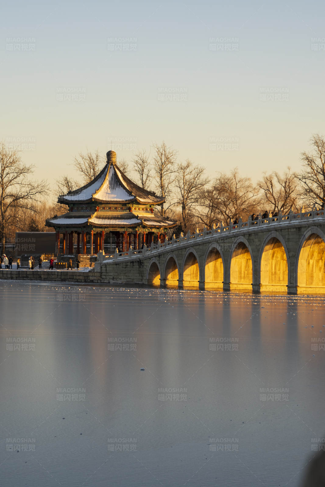 夕阳下的古桥与亭子图片