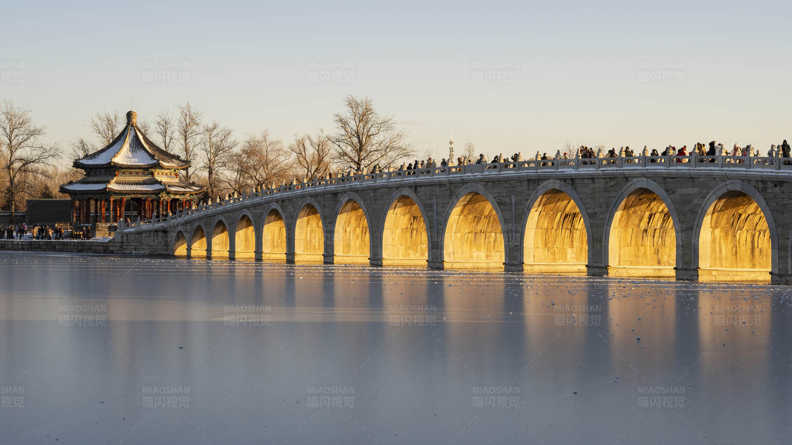 夕阳下的古桥与亭子图片