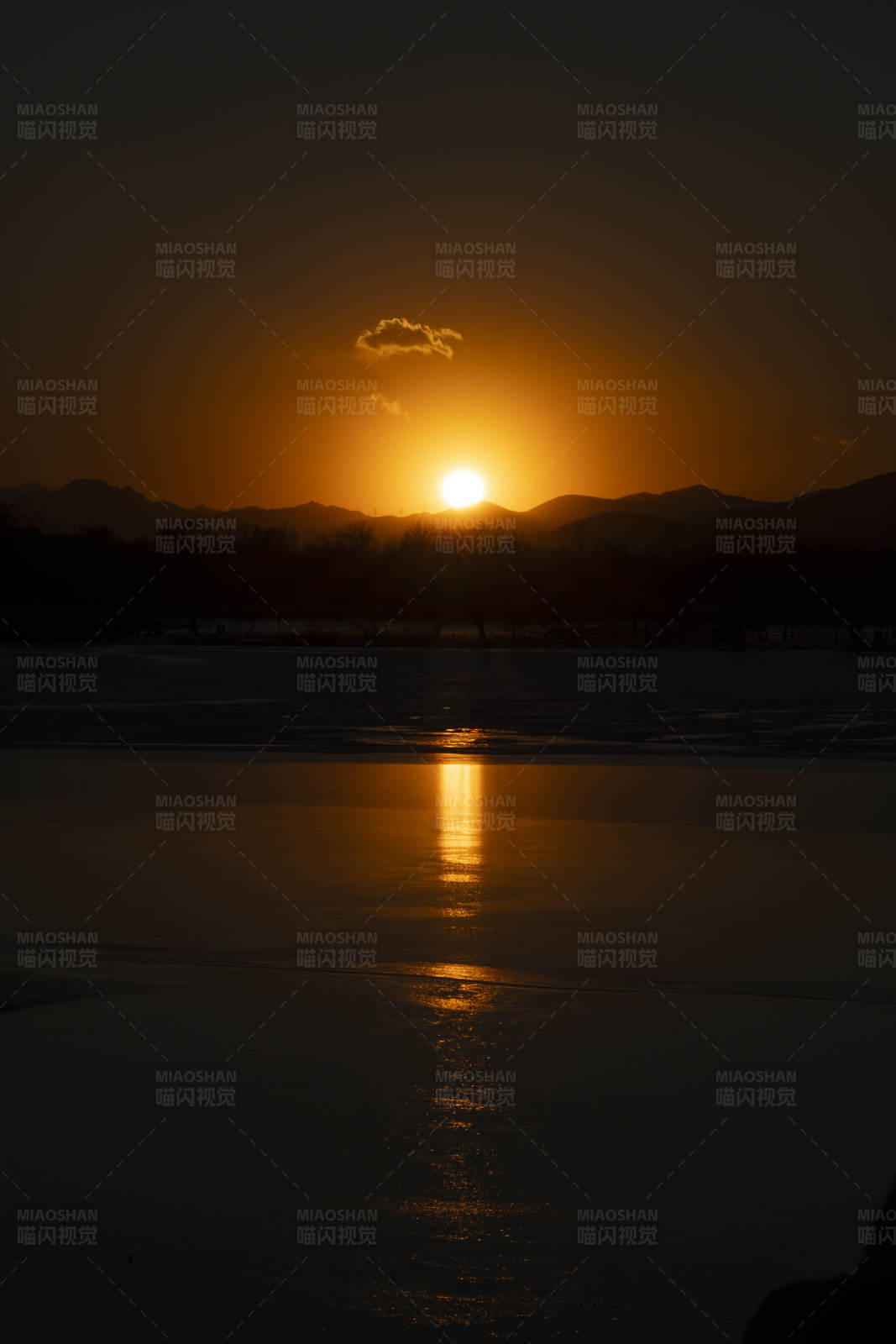 夕阳映山湖图片