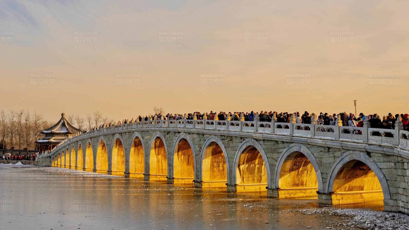 夕阳下的十七孔桥图片