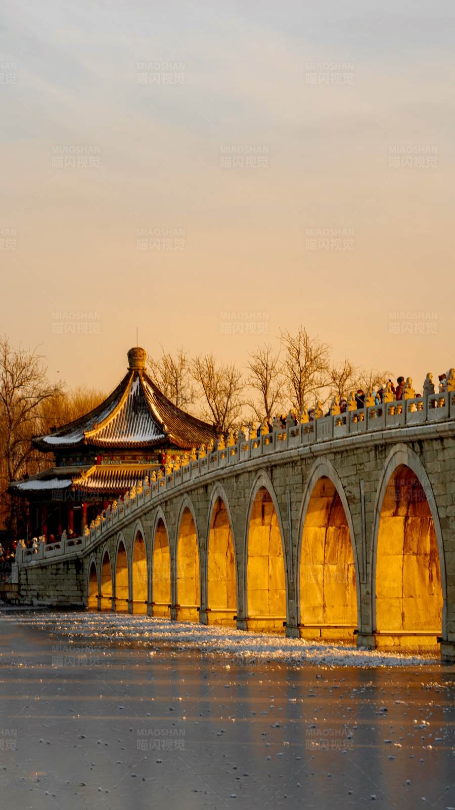 夕阳下的古桥与亭阁图片