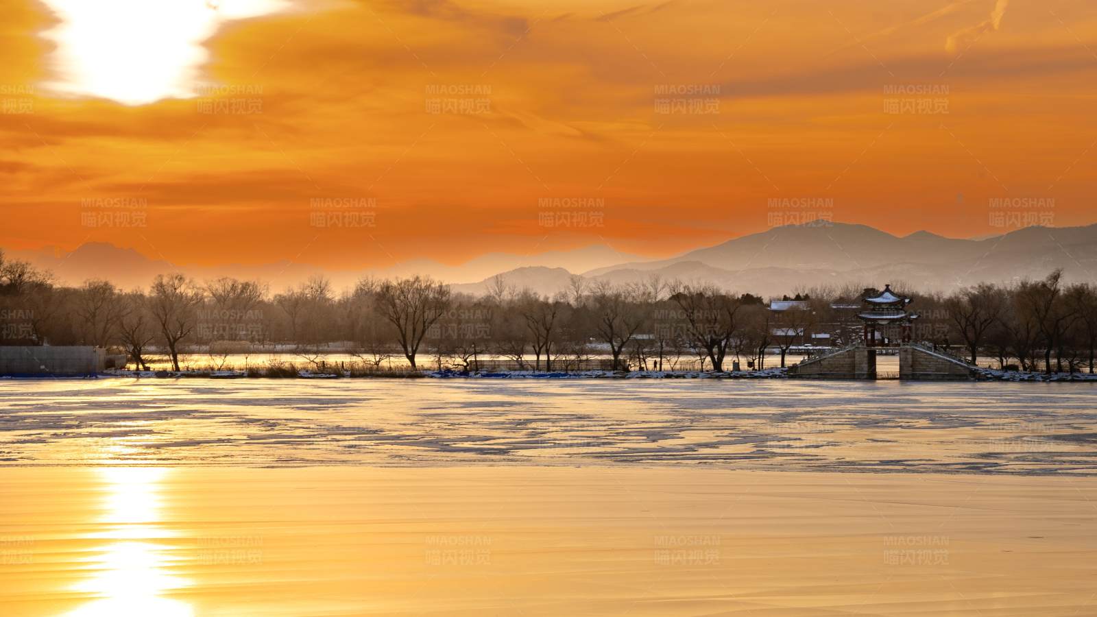 冬日夕阳映湖光图片