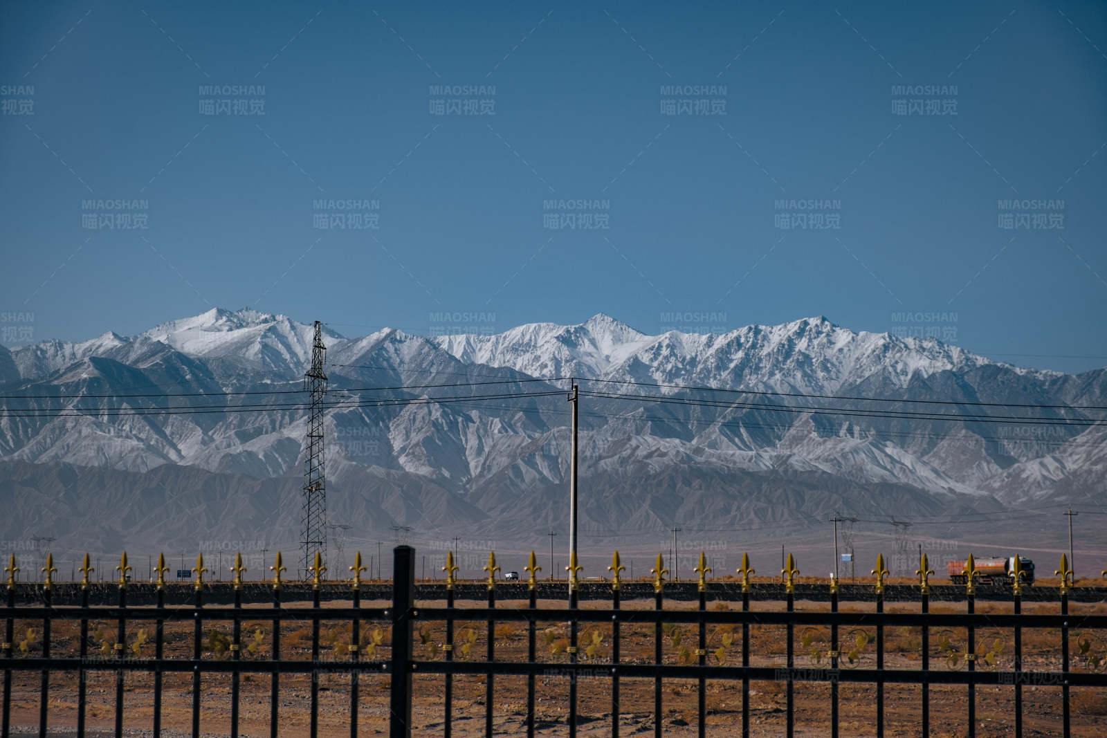 雪山前的铁丝网图片