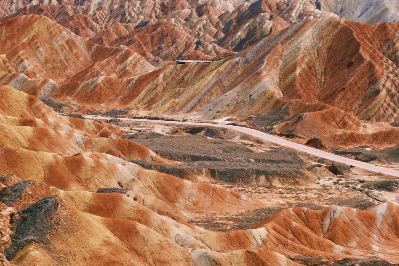 彩虹山的蜿蜒道路图片