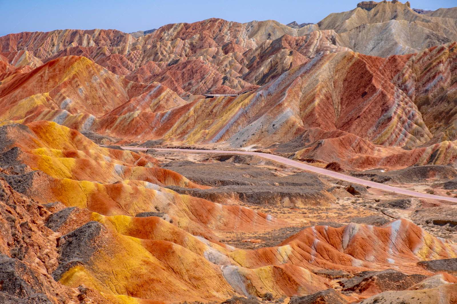 彩虹山脉的壮丽景色图片