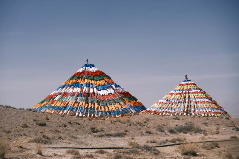 沙漠中的彩色金字塔图片