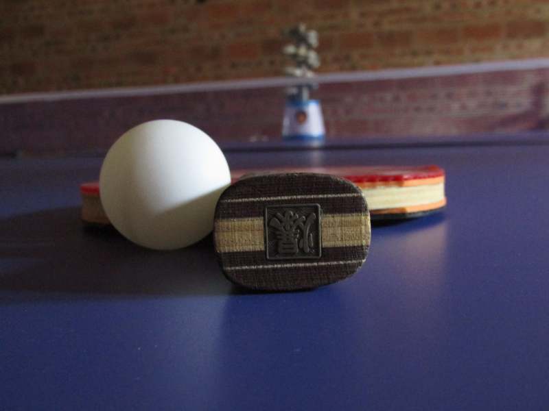 乒乓球与徽章图片