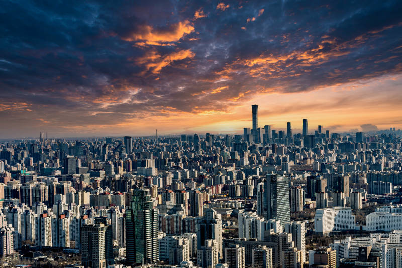 中国尊夕阳下的城市天际线图片