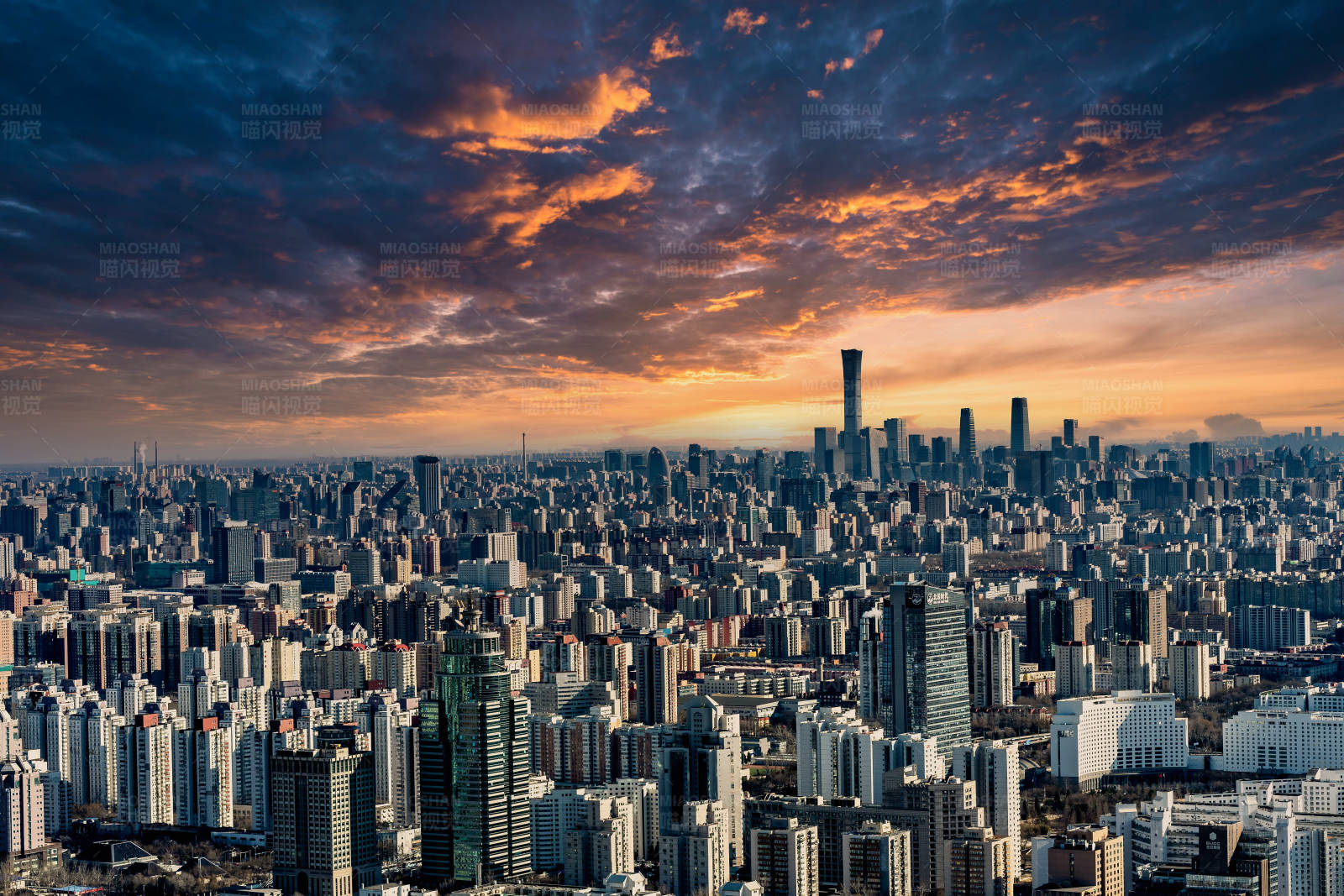 中国尊夕阳下的城市天际线图片