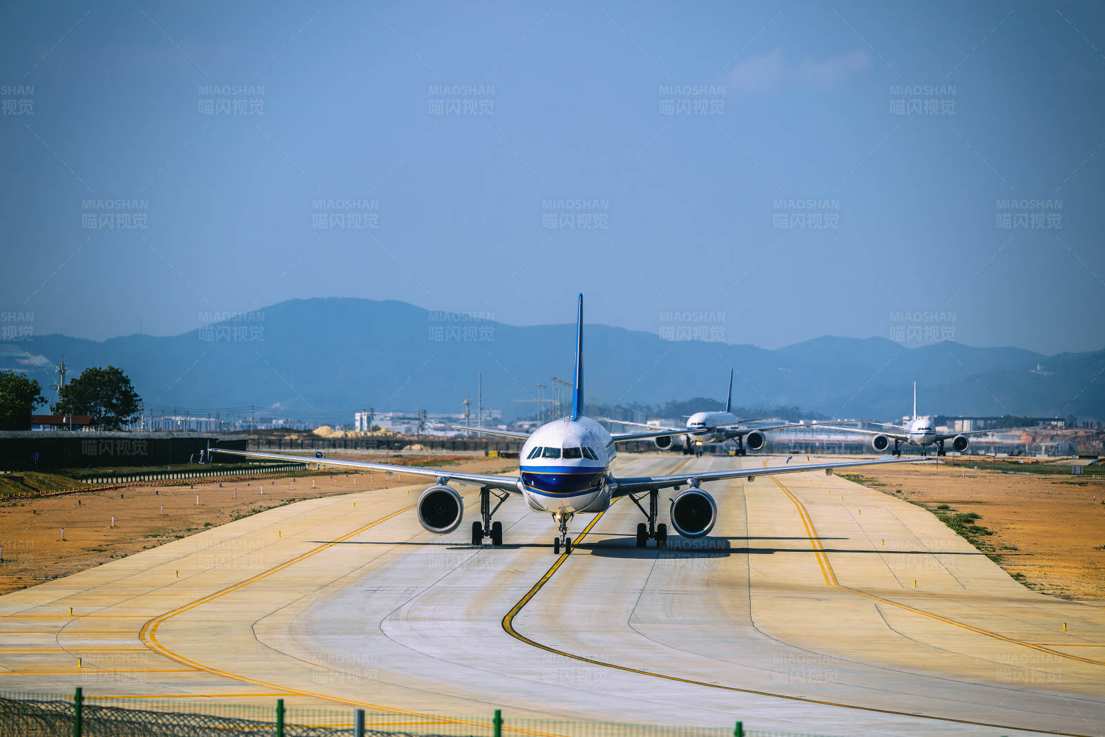 飞机排队等待起飞图片