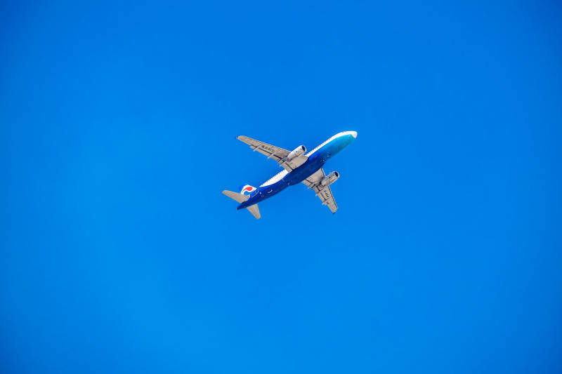 蓝天下的飞机图片