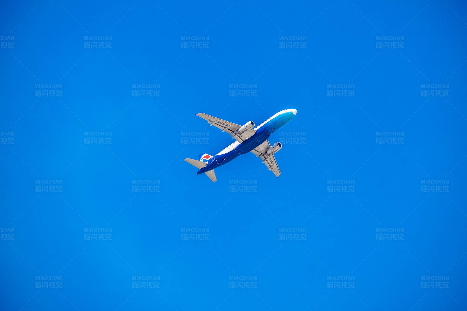 蓝天下的飞机图片