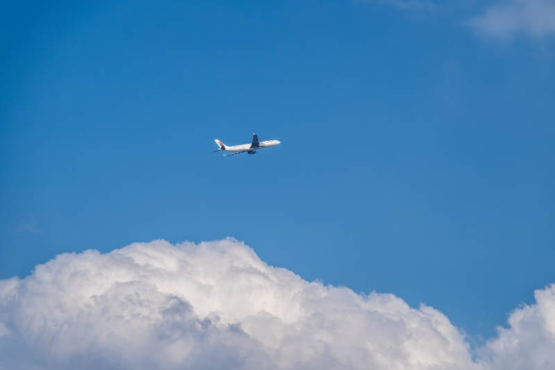 蓝天白云下的飞机图片