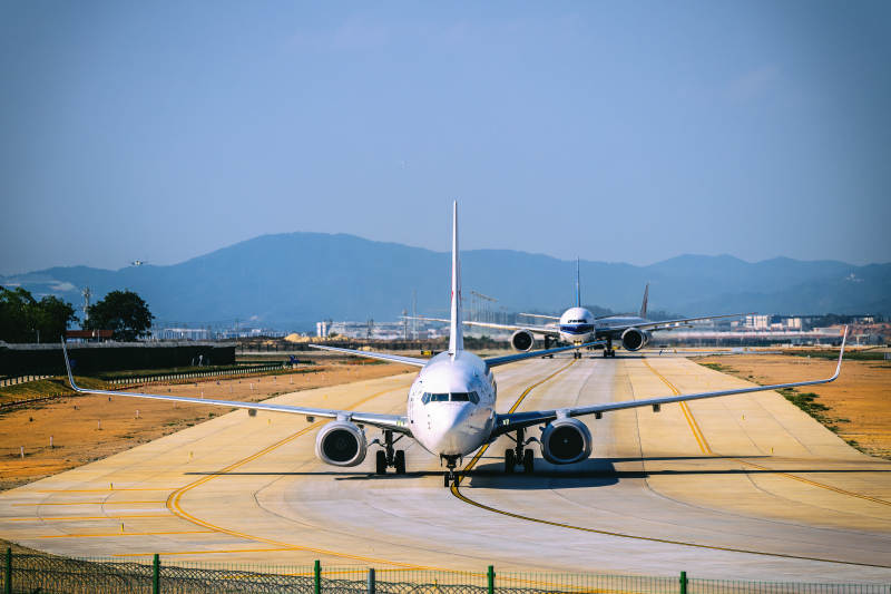 飞机排队等候起飞图片
