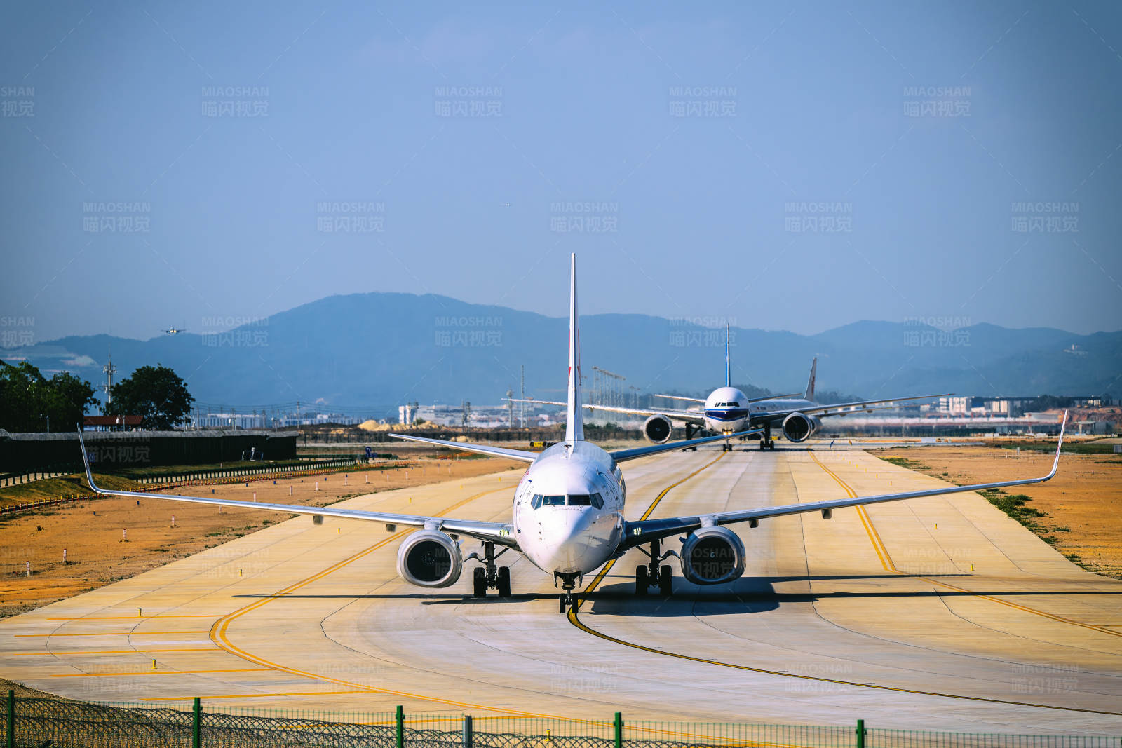 飞机排队等候起飞图片