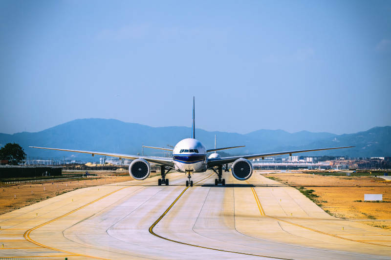 飞机准备起飞图片