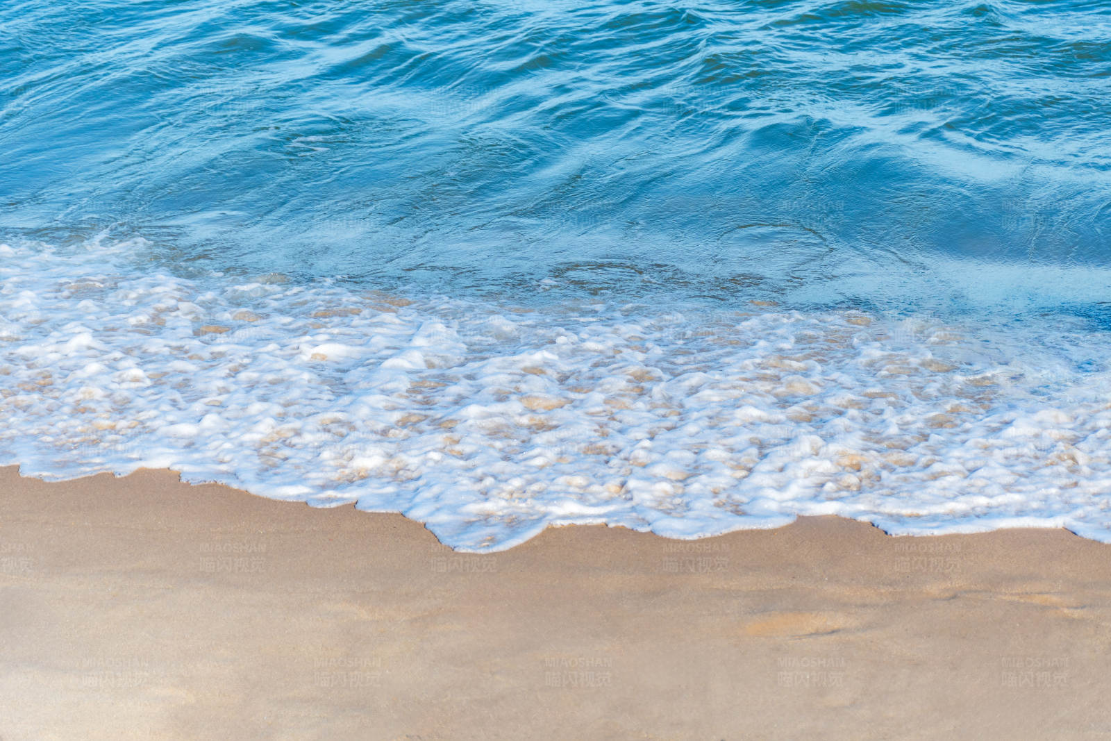 海浪轻拍沙滩图片