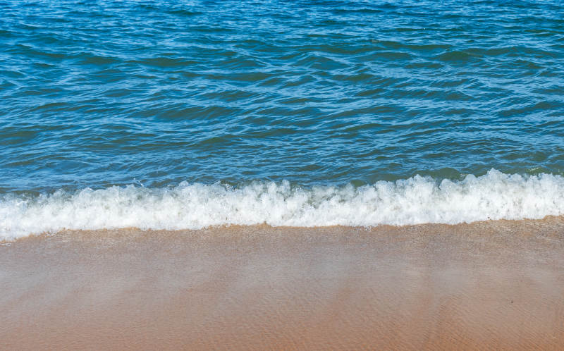 海浪轻拍沙滩图片
