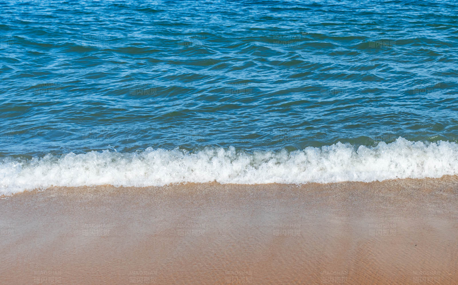 海浪轻拍沙滩图片