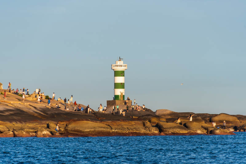东山岛南屿双面海灯塔与人群图片