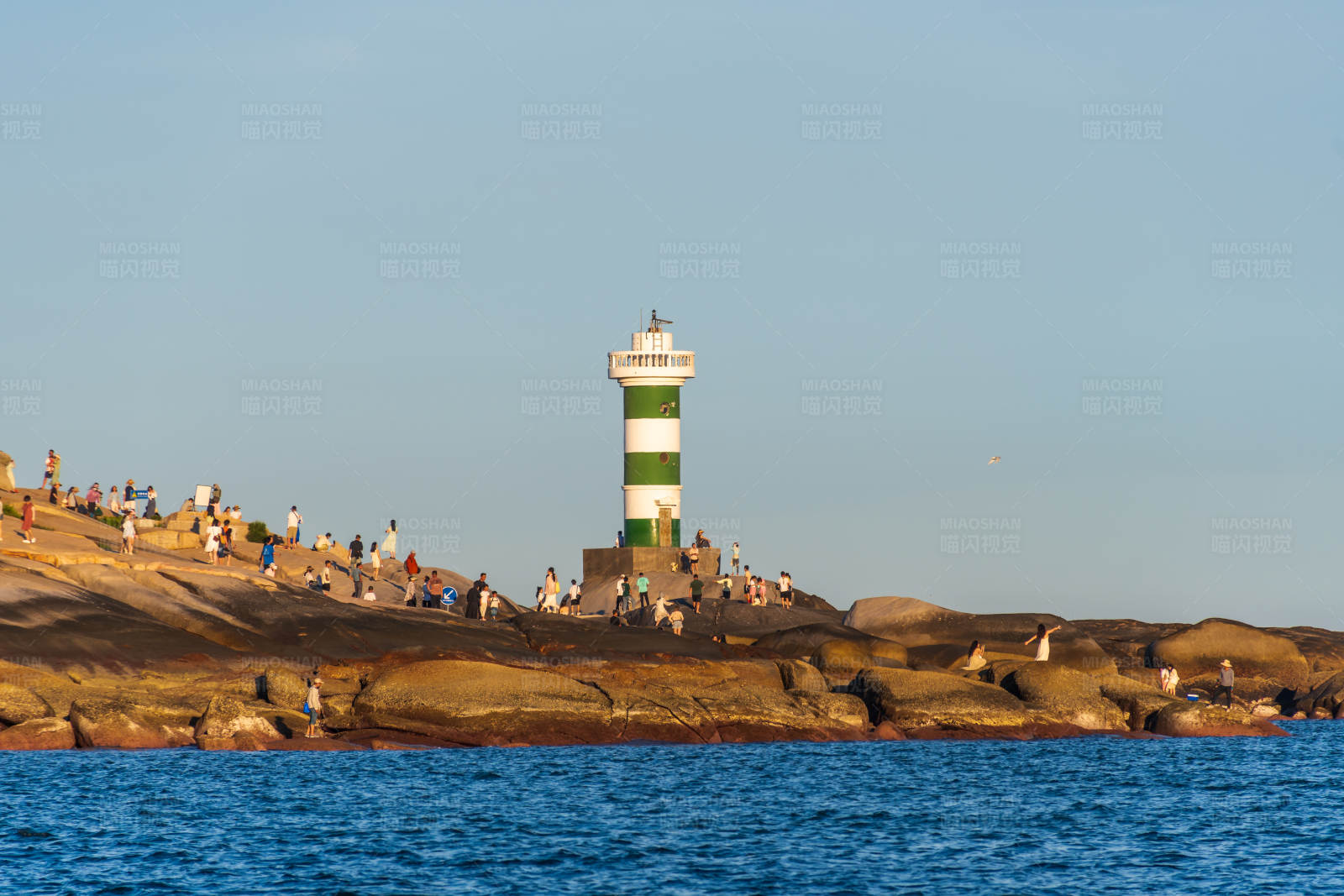 东山岛南屿双面海灯塔与人群图片