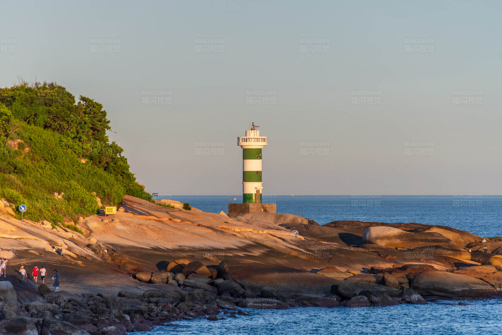 东山岛海岸灯塔夕阳景图片