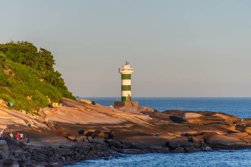 东山岛海岸灯塔夕阳景图片