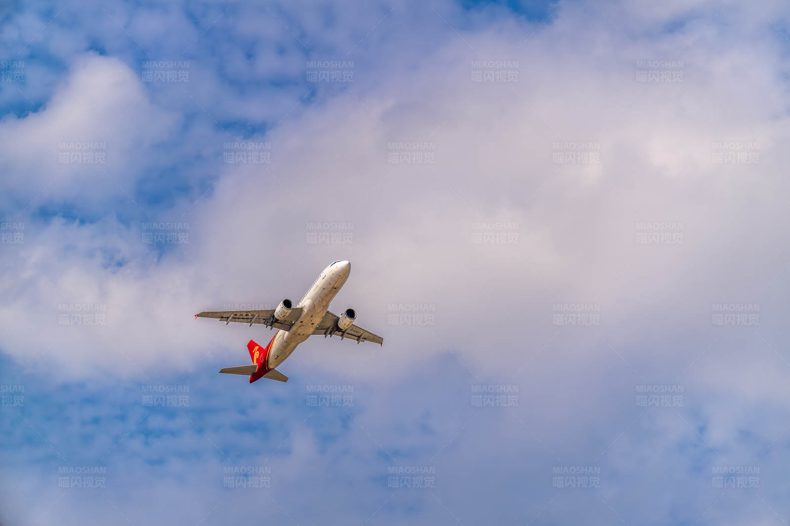 飞机翱翔在云端图片