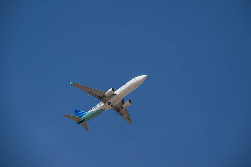 蓝天下的飞机图片