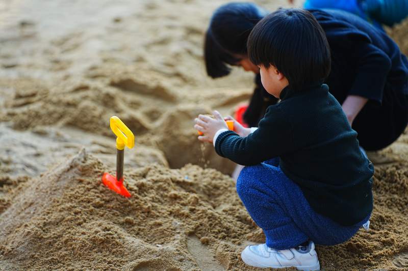 沙滩上的童年乐趣图片