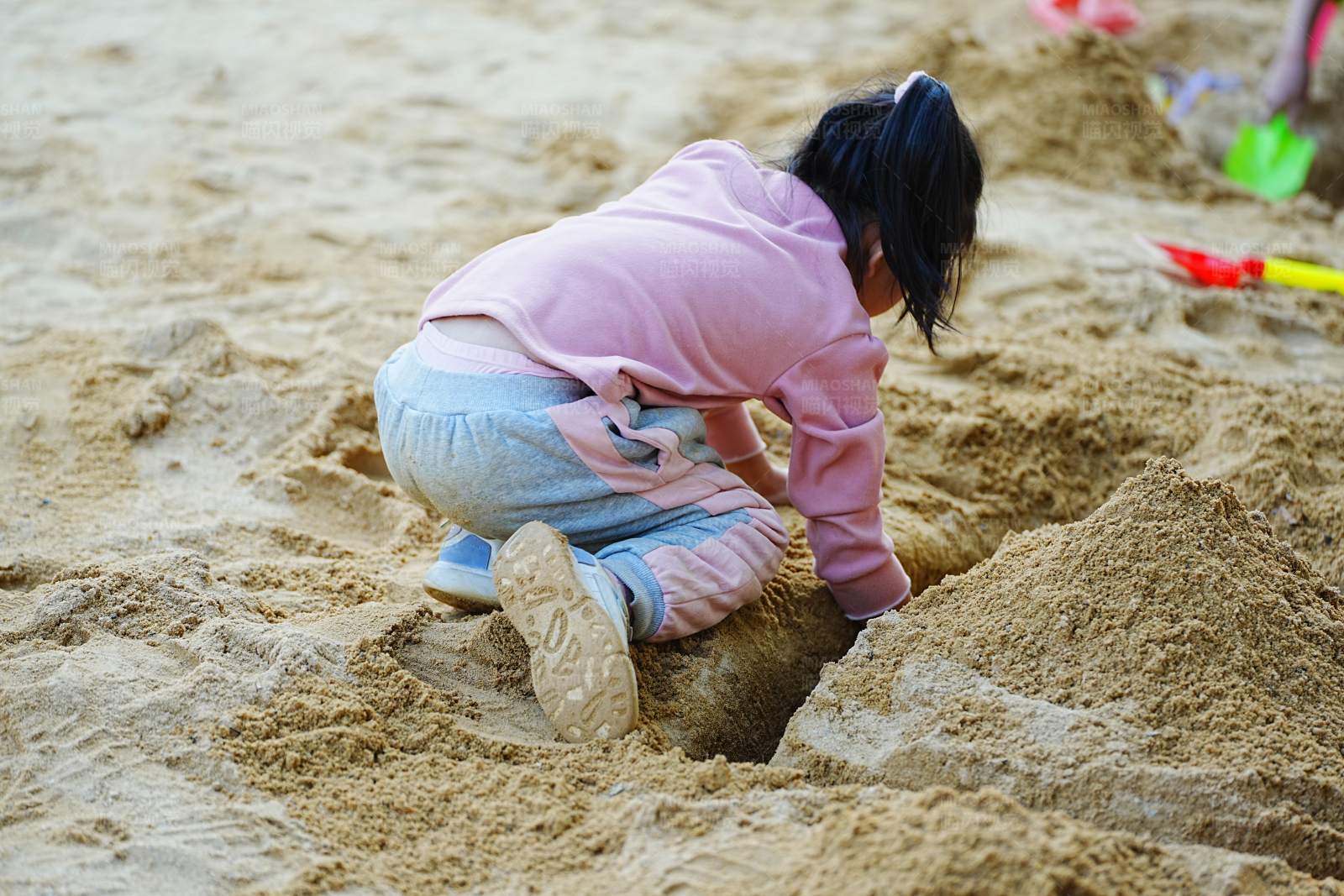 沙滩上的小建筑师图片