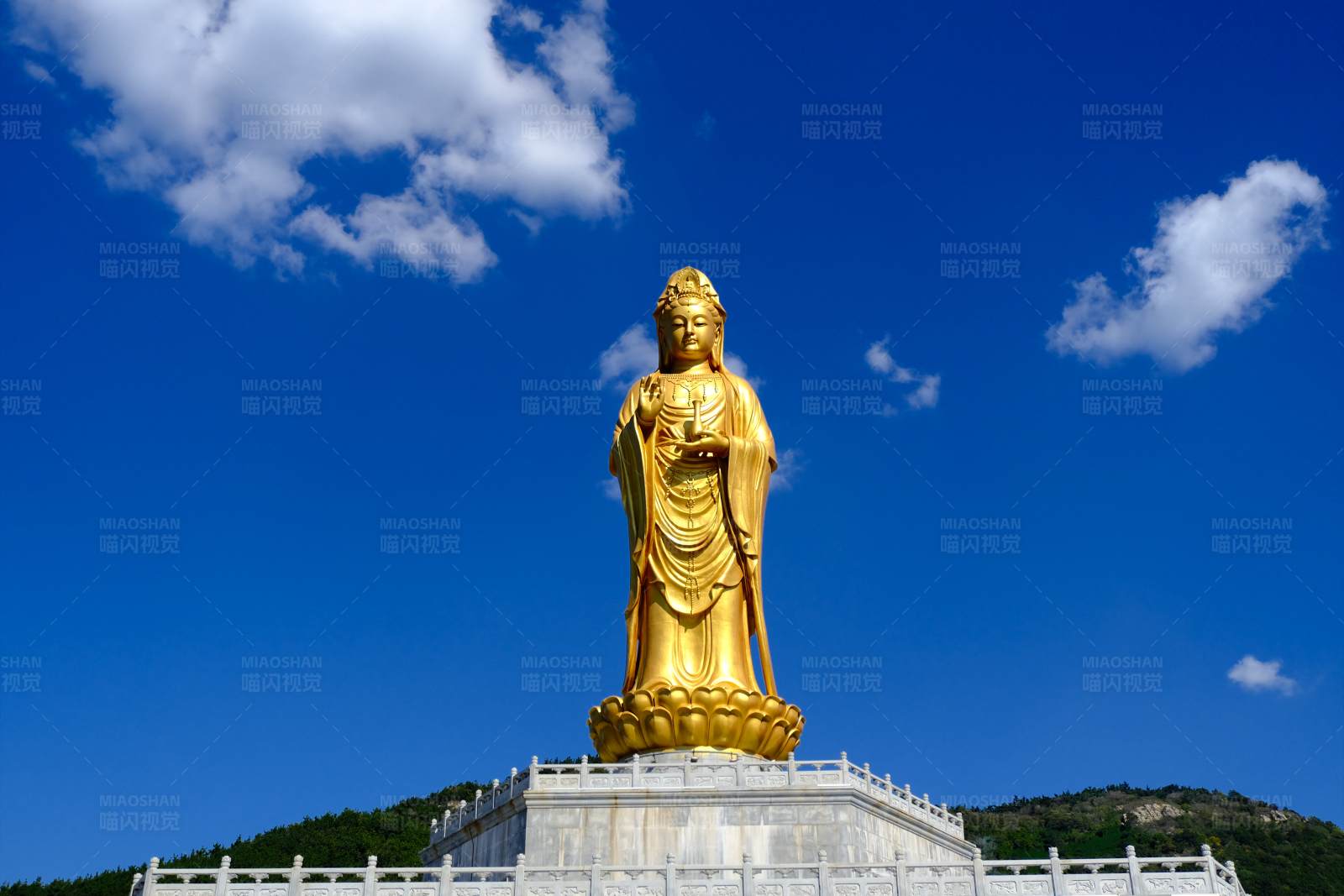 金色佛像屹立山巅图片