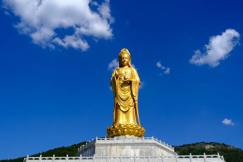 金色佛像屹立山巅图片