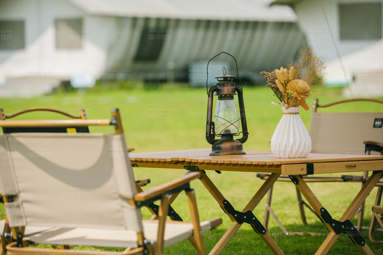 露营桌上的灯与花瓶图片