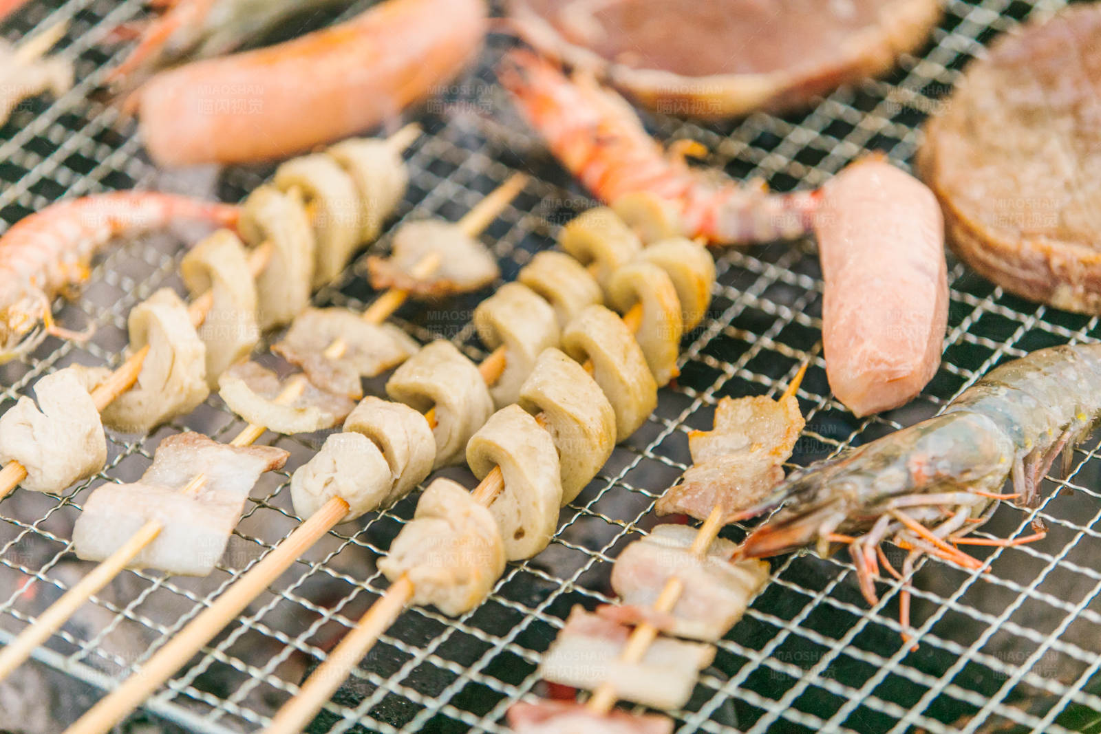 烧烤海鲜与肉串图片