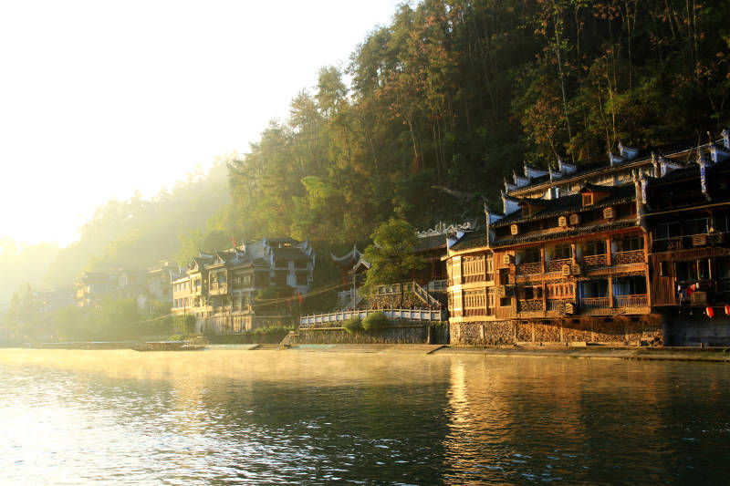 晨曦中的凤凰古城图片