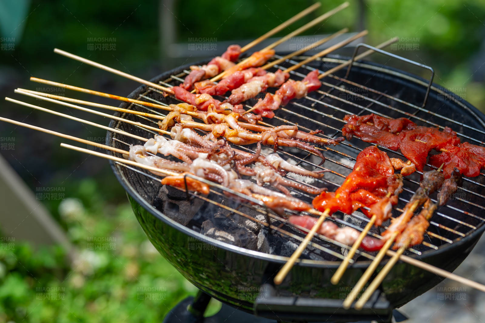 户外烧烤美味串烧图片
