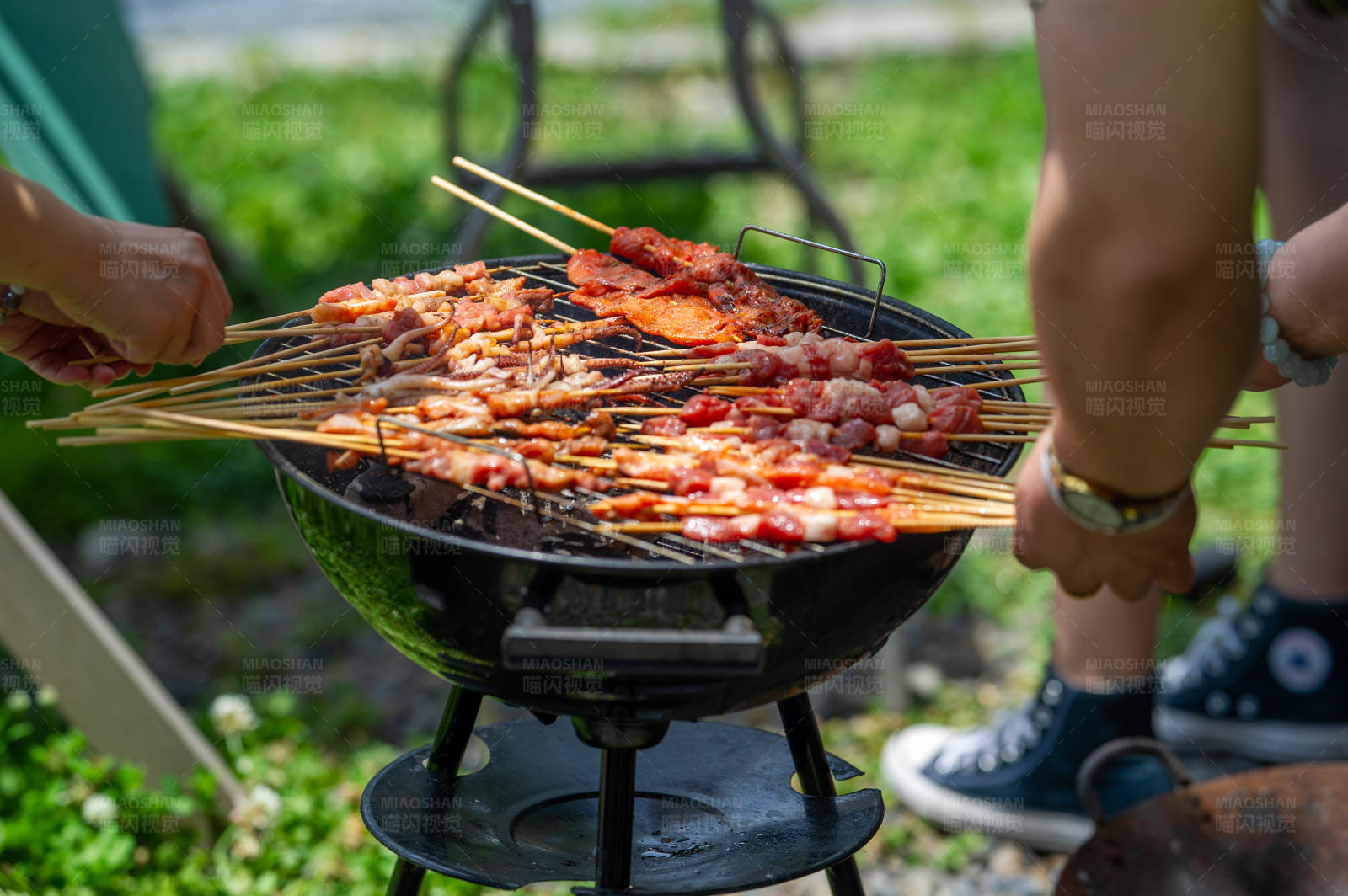户外烧烤聚会图片