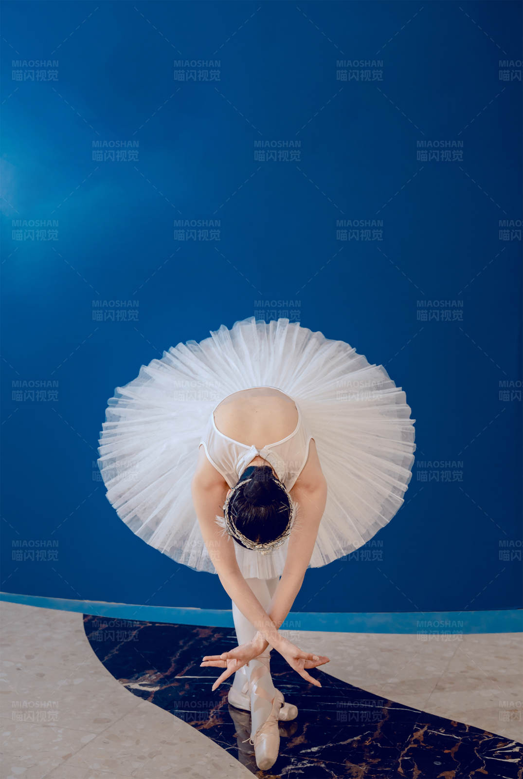芭蕾舞者的优雅姿态图片