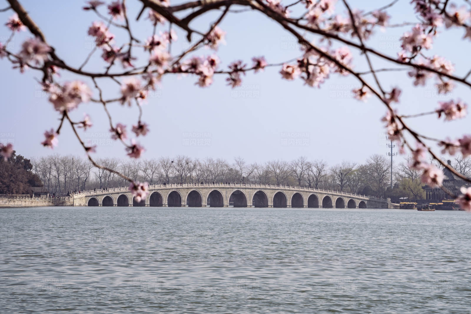 春日湖畔十七孔桥图片