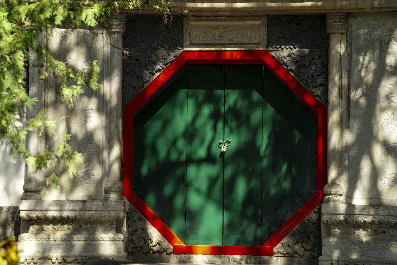 古建筑的八角门图片