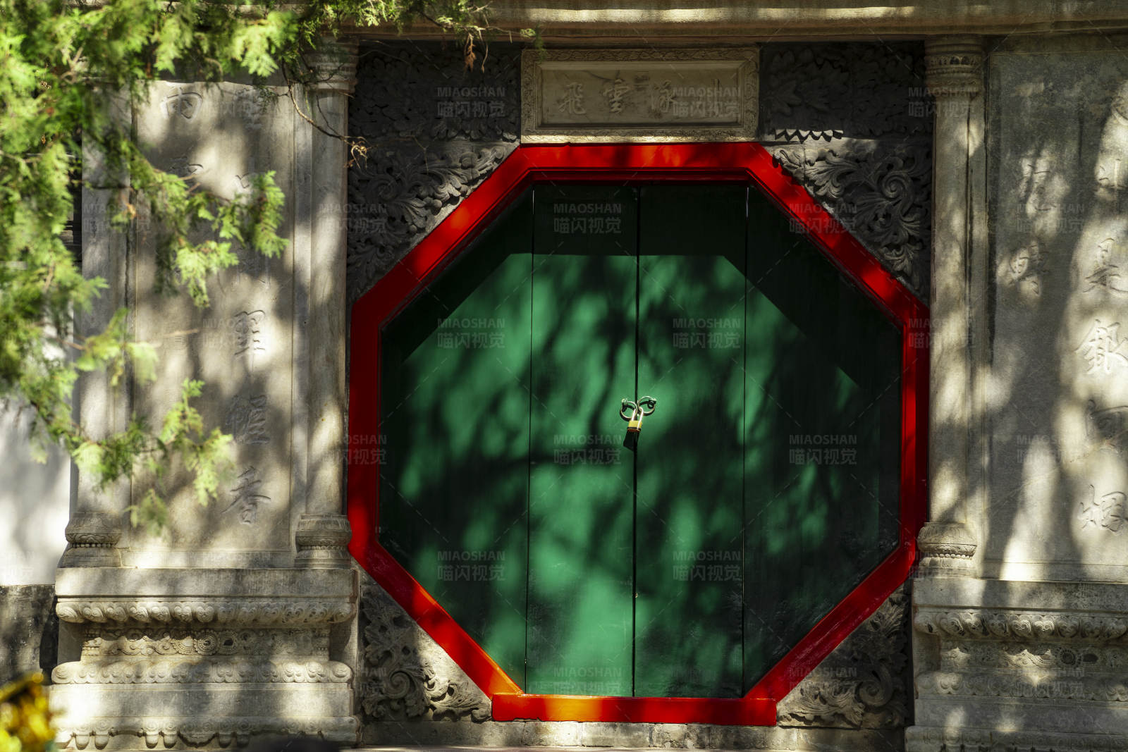 古建筑的八角门图片