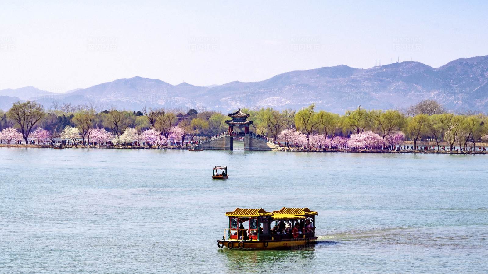 春日湖上游船图片