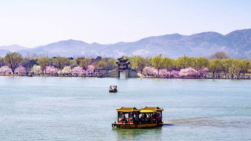 春日湖上游船图片