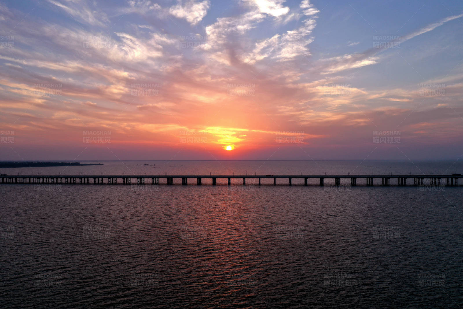 夕阳下的南京石臼湖特大桥图片