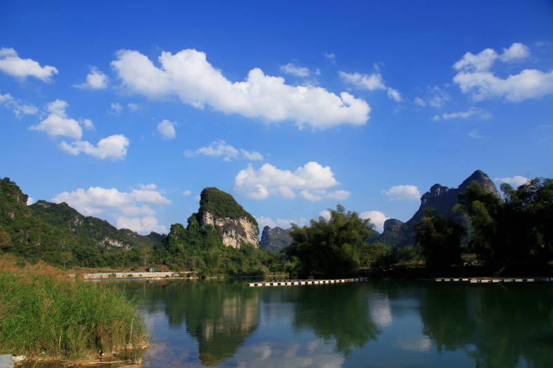 中越界河山水倒影 蓝天白云图片