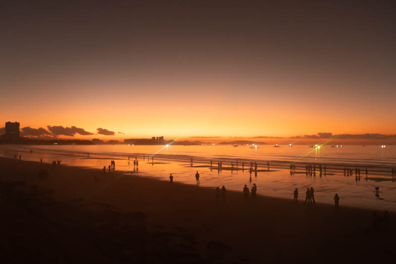 海滩夕阳人影图片